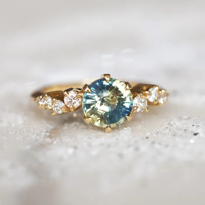 Capucinne Rings Round bicolor sapphire and diamond cluster ring