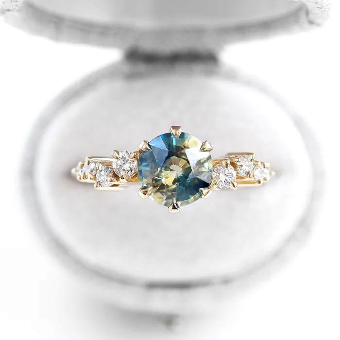 Capucinne Rings Round bicolor sapphire and diamond cluster ring